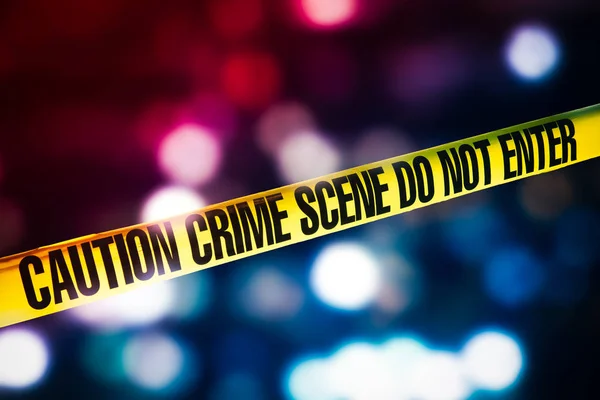Bűnözés jelenet szalag, vörös és kék fények, a háttérben — Stock Fotó