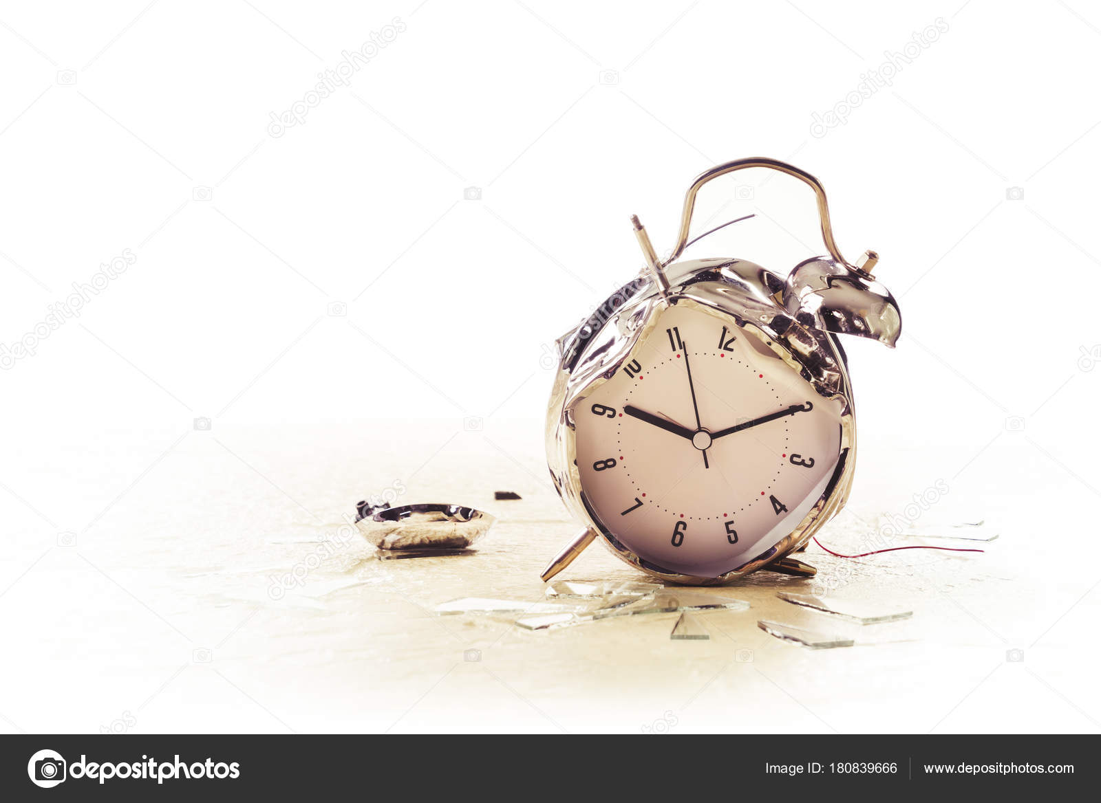 破壊された目覚まし時計の写真 — ストック写真 © fergregory #180839666