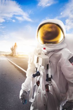 Astronot bir yolda duran