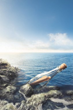 Denizde mesaj ile cam şişe