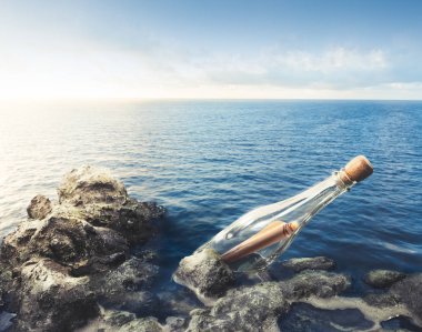 Denizde mesaj ile cam şişe