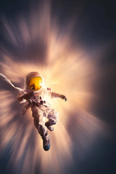 Astronauta a flutuar na atmosfera — Fotografia de Stock