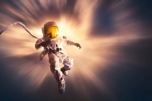 Astronauta a flutuar na atmosfera — Fotografia de Stock