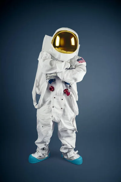 Gri bir arka plan üzerinde duran astronot — Stok fotoğraf