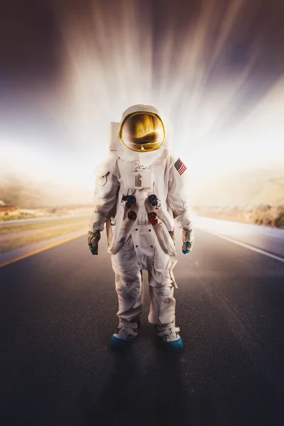 Astronaute debout sur une route — Photo