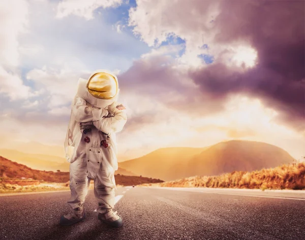 道路の上に立って宇宙飛行士 — ストック写真