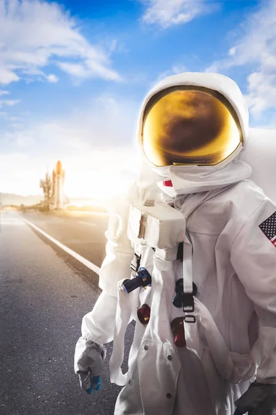Astronauta stojących na drodze — Zdjęcie stockowe