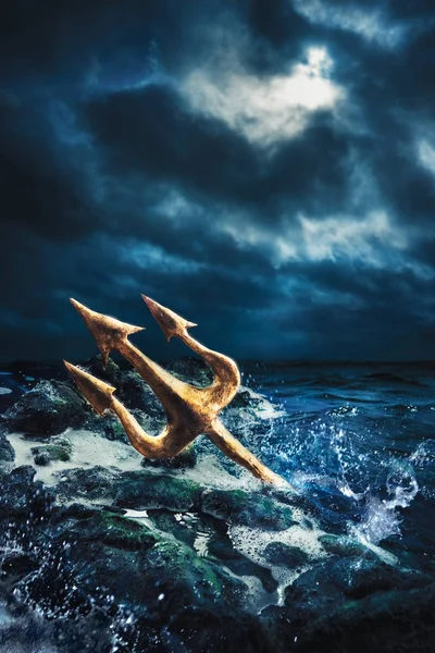 Высококонтрастное изображение трезубец Посейдона в море — стоковое фото
