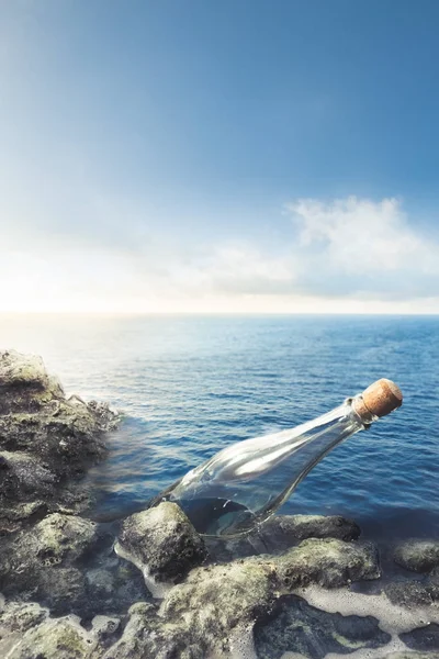 Garrafa de vidro vazia no mar — Fotografia de Stock