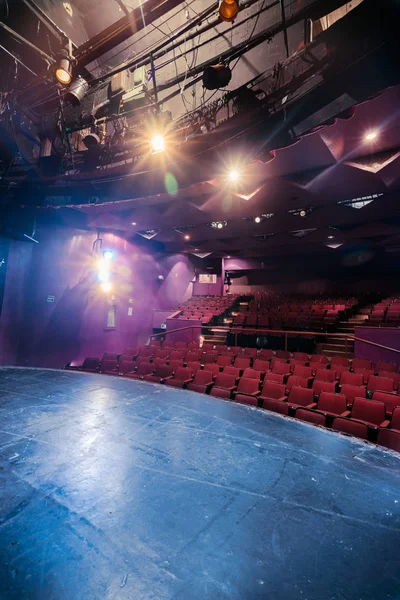 Theaterbühne und Sitzgelegenheiten mit dramatischer Beleuchtung — Stockfoto