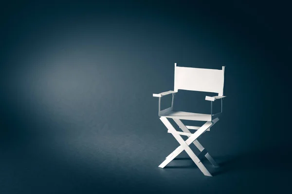 Cadeira de diretor de papel em um fundo cinza azulado — Fotografia de Stock