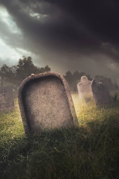 Sis ve dramatik aydınlatma ile mezar taşı — Stok fotoğraf