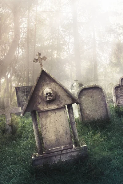 Gravestone with fog and dramatic lighting — Stock Photo, Image