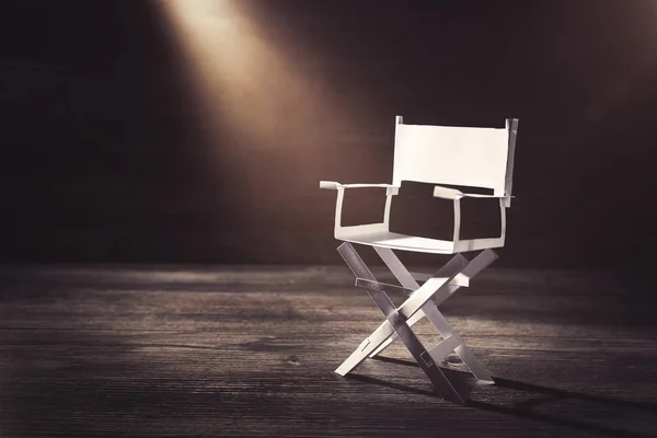 Papper regissör stol på en blåaktig grå bakgrund — Stockfoto