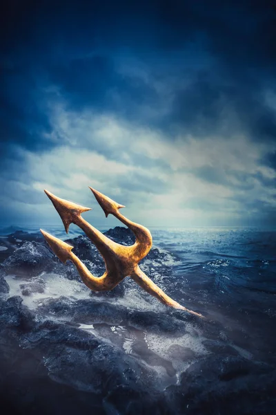 Imagen en alto contraste del tridente de Poseidons en el mar — Foto de Stock
