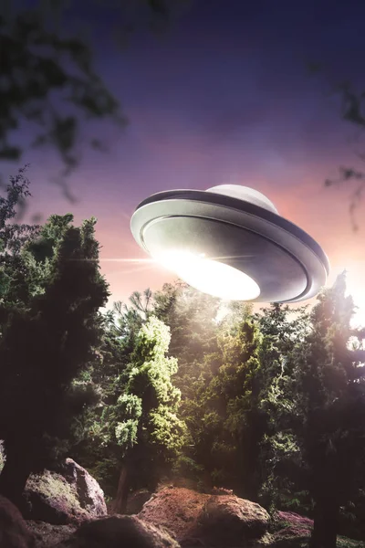 UFO che sorvola una foresta — Foto Stock