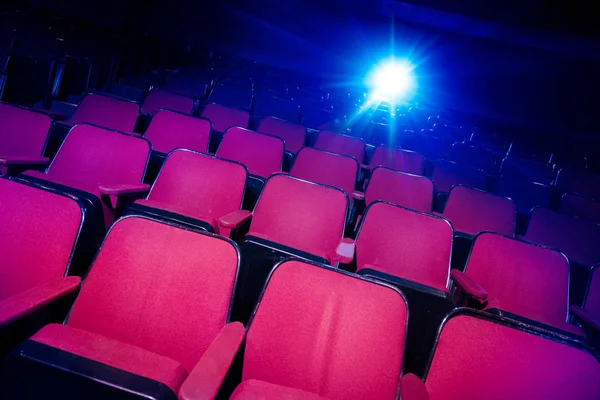 Movie Theater met lege stoelen en projector — Stockfoto