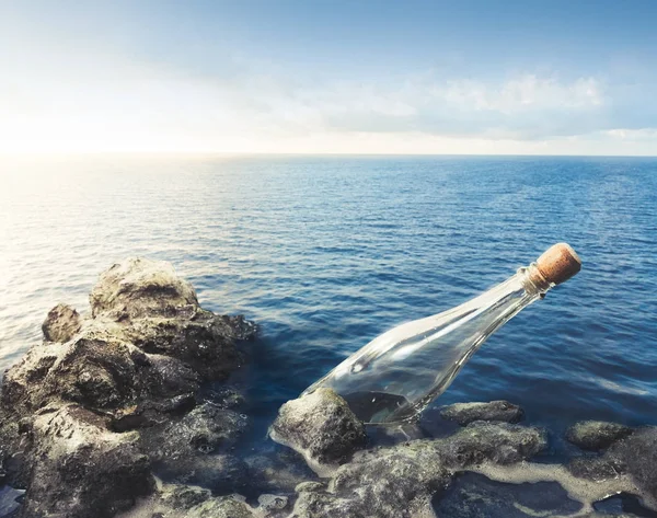 Botol kaca kosong di laut Stok Lukisan  