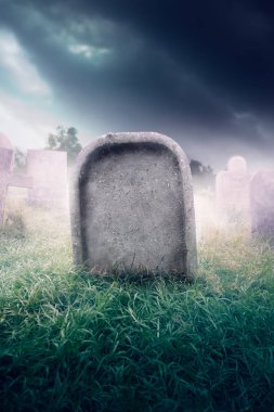 sis ve dramatik aydınlatma ile mezar taşı