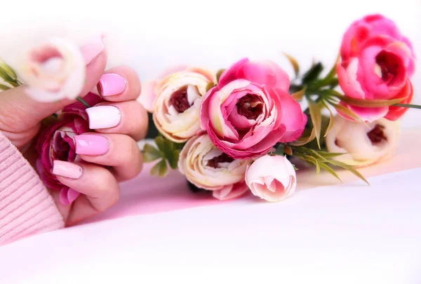 Маникюр ногтей украшен цветами . — стоковое фото