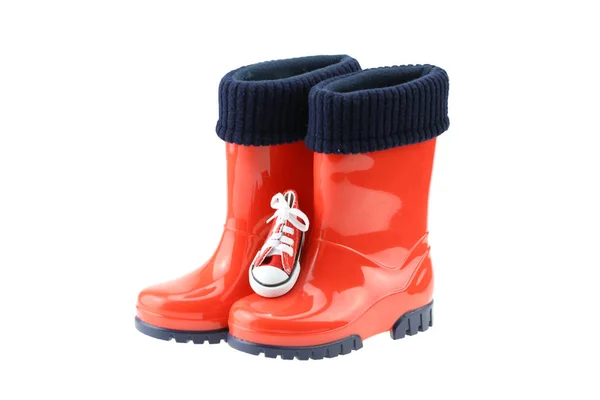Botas de goma rojas sobre fondo blanco. Concepto niños zapatos moda . — Foto de Stock
