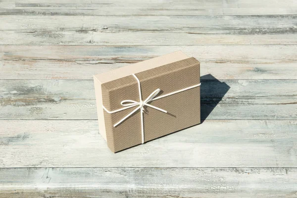 Greeting card. Birthday gift box with white ribbon bow. Presente