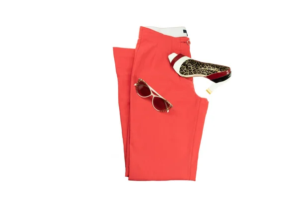 Calças de mulher elegante vermelho, um sapato feminino elegante combinando e — Fotografia de Stock