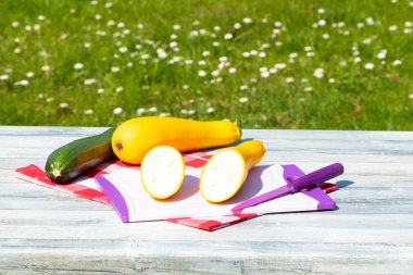 Doğal ile parlak rustik ahşap tabloda üç taze kabak