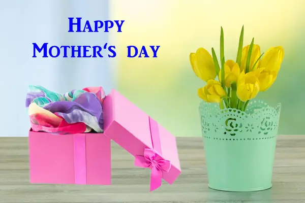Dia das mães cartão de saudação. Flores e caixa de presente . — Fotografia de Stock