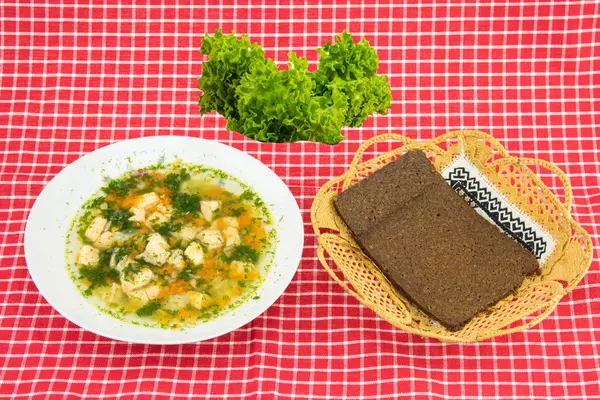 Salmão de sopa de peixe saudável, salada verde fresca e fibra de grãos integrais — Fotografia de Stock