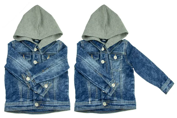 Giacca per bambini isolata. Una giacca alla moda blu denim con cappuccio grigio staccabile per il bambino. Bambini autunno e inverno moda . — Foto Stock