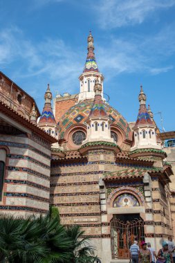 Lloret De Mar, Katalonya, İspanya, Ekim 01, 2019. Costa Brava sahilinin yakınındaki Lloret de Mar 'daki Sant Roma Kilisesi. Güneşli bir günde güzel bir mozaik bina.