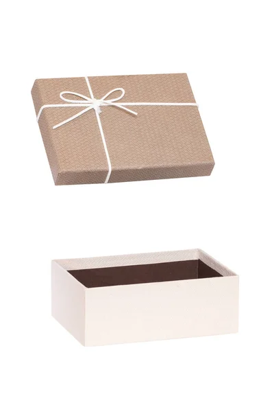 Подарочная коробка изолирована. Крупный план бежевого открытого подарка или подарка бо — стоковое фото
