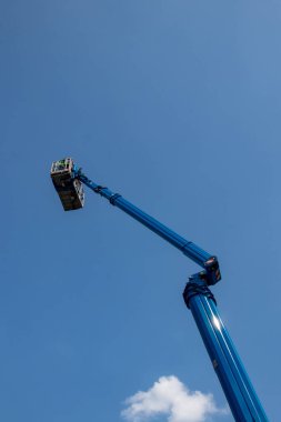 İtfaiye sepetinin hidrolik mobil kurtarma platformu. 