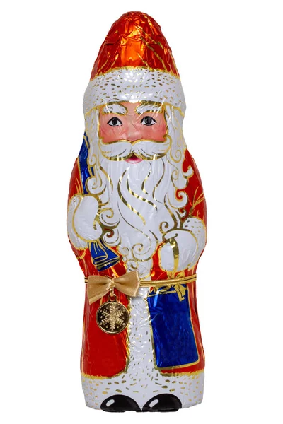 Chokladtomten är isolerad. Närbild av en glad insvept choklad jultomten eller den goda Saint Nicolas figuren isolerad på en vit bakgrund. Makrofotografi. — Stockfoto