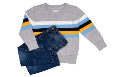 Sonbahar ve kış çocuk kıyafetleri. Açık gri, sıcak bir ter.