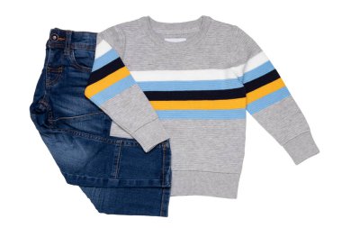 Sonbahar ve kış çocuk kıyafetleri. Açık gri, sıcak bir ter.