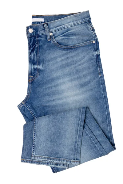 Джинсы изолированы. Складные стильные мужские синие джинсы — стоковое фото