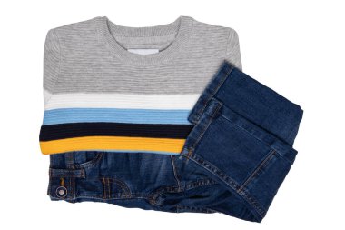 Sonbahar ve kış çocuk kıyafetleri. Açık gri, sıcak bir ter.