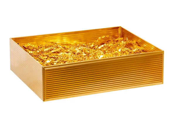 Nahaufnahme einer festlichen rechteckigen goldenen metallischen Geschenkschachtel isoliert auf weißem Hintergrund. Makrofotografie mit Platz für die Montage Ihres Displays. — Stockfoto
