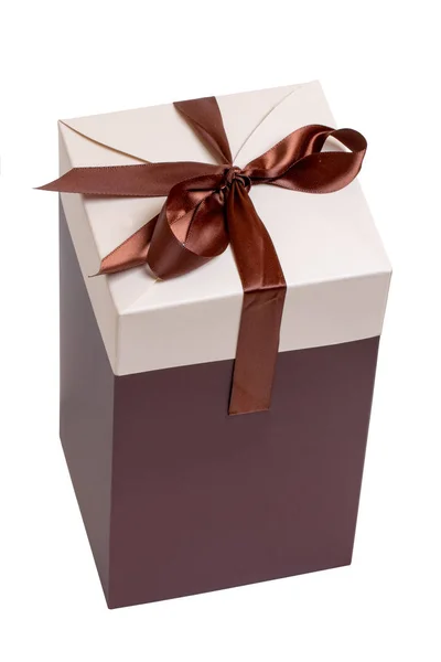 Απομονωμένο κουτί δώρου. Κοντινό πλάνο ενός καφέ λευκό δώρο ή κουτί δώρου — Φωτογραφία Αρχείου