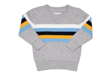 Sonbahar ve kış çocuk kıyafetleri. Açık gri, sıcacık bir kazak ya da beyaz arka planda izole edilmiş renkli çizgili bir kazak. Çocuk için bahar modası. 