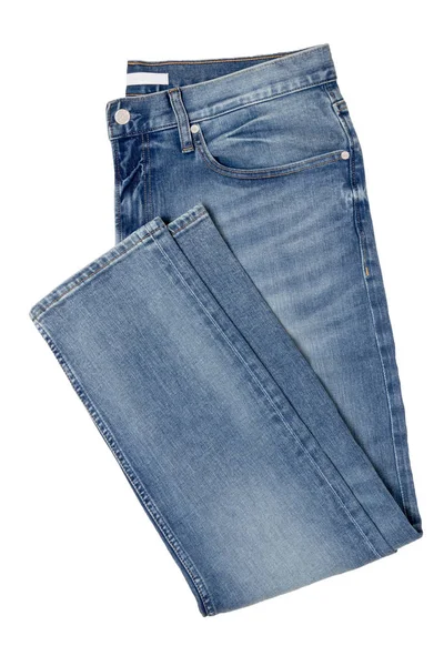 Calças de ganga isoladas. Calças jeans azuis masculinas elegantes dobradas na moda isoladas em um fundo branco. Calça de ganga na moda de homem . — Fotografia de Stock