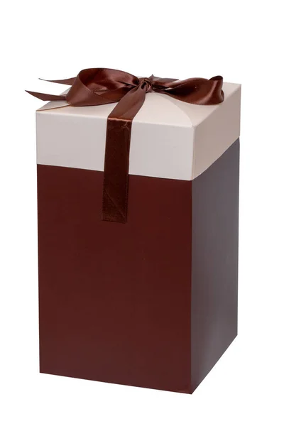 Подарочная коробка изолирована. Крупный план коричневого белого подарка или подарочной коробки — стоковое фото
