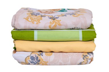 Yatak çarşafları izole edilmiş. Bir yığın ya da renkli katların yakın plan görüntüsü