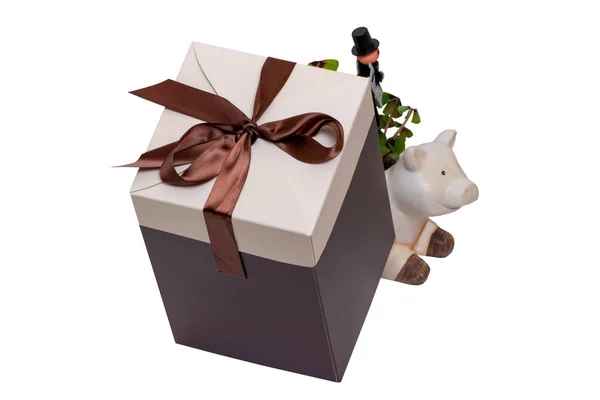 Новогодний элемент оформления коробки подарков. Крупный план коричнево-белого — стоковое фото