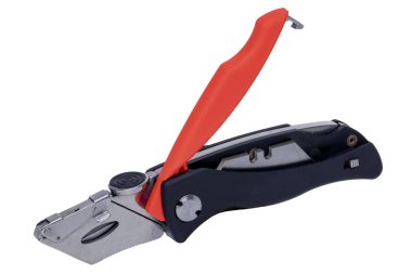 Kesici bıçak izole edilmiş. Beyaz arka planda izole edilmiş halı sermek için kullanım amaçlı bir bıçakla yakın plan. Bir halı ustasının makro fotoğrafı.