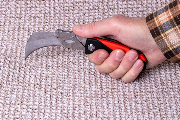 Gente en trabajos manuales. La mano de un artesano corta una alfombra w — Foto de Stock