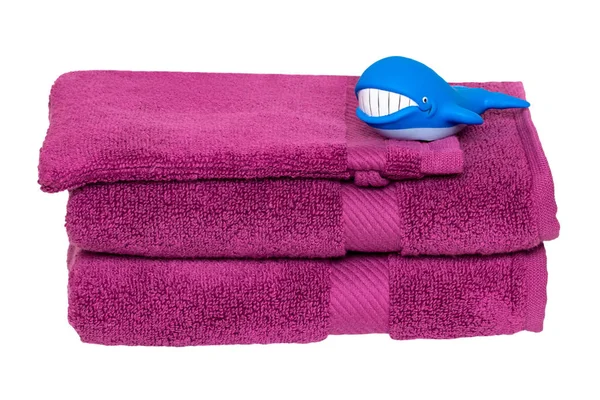 Handtücher isoliert. Nahaufnahme eines Stapels oder Haufens von violettem weichem Frottee — Stockfoto