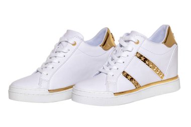 Beyaz spor ayakkabı izole edilmiş. Bir çift beyaz zarif şık yakın çekim